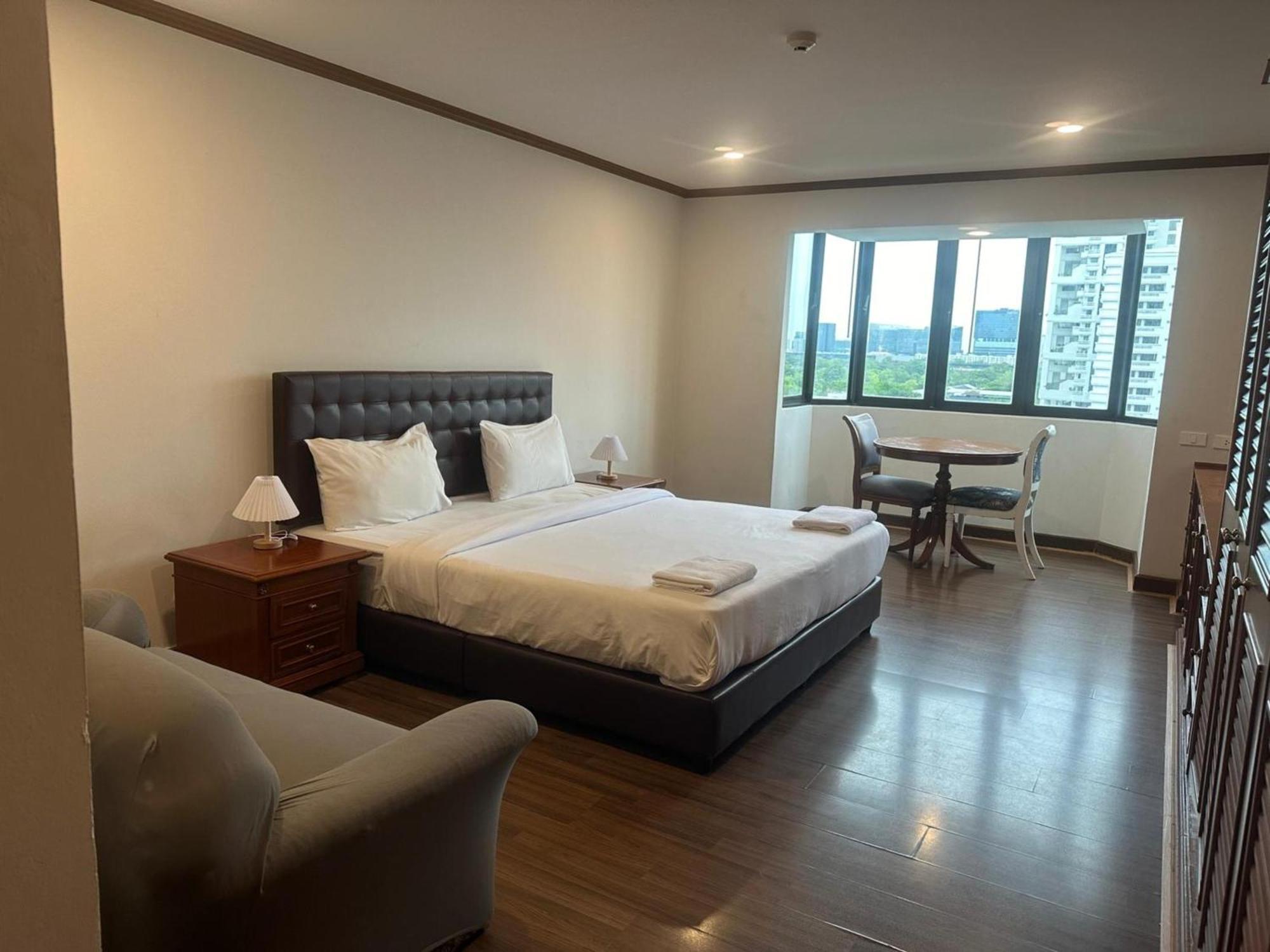 Omni Tower Sukhumvit Soi 4 Direct *