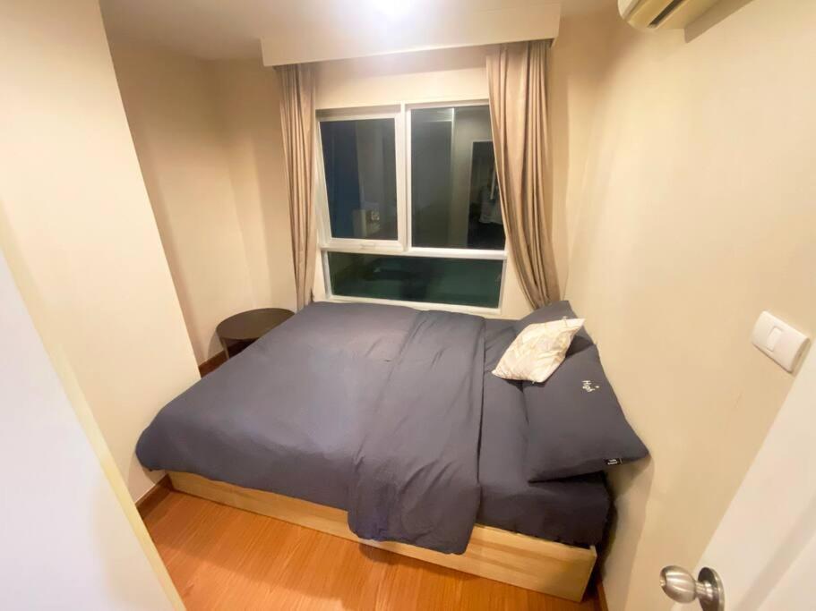 Lot Of Food Night Market Swimming Pool Very Near Train Mrt Big Shopping Malls