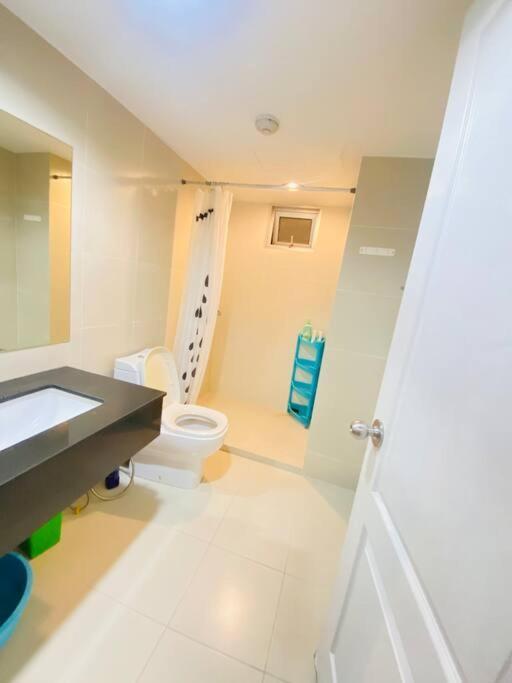 Lot Of Food Night Market Swimming Pool Very Near Train Mrt Big Shopping Malls