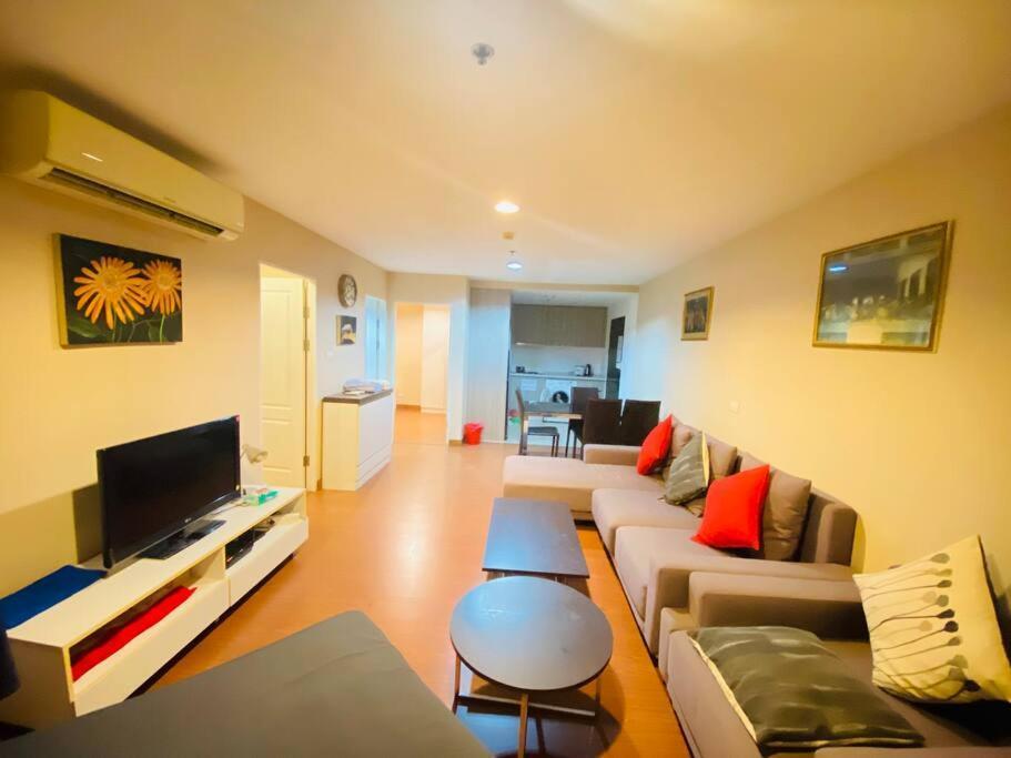 Lot Of Food Night Market Swimming Pool Very Near Train Mrt Big Shopping Malls Apartment *
