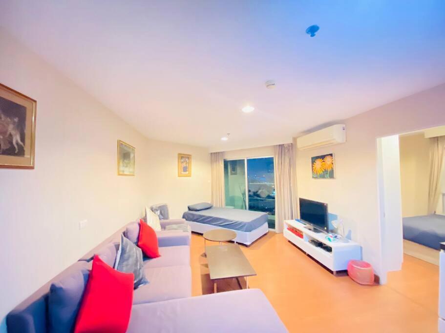 Lot Of Food Night Market Swimming Pool Very Near Train Mrt Big Shopping Malls Bangkok