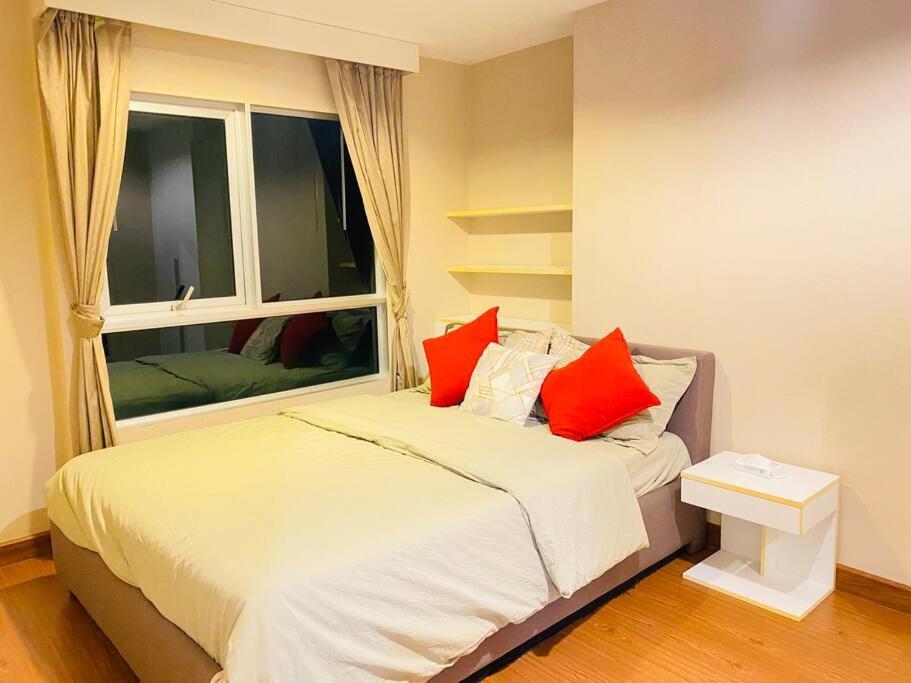 Lot Of Food Night Market Swimming Pool Very Near Train Mrt Big Shopping Malls Apartment