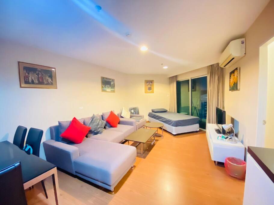 Lot Of Food Night Market Swimming Pool Very Near Train Mrt Big Shopping Malls Bangkok