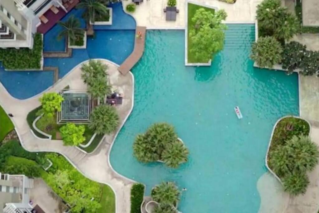 Lot Of Food Night Market Swimming Pool Very Near Train Mrt Big Shopping Malls