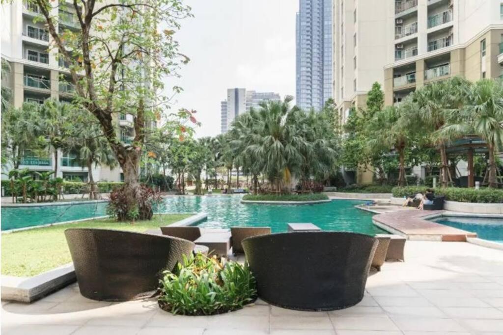 Lot Of Food Night Market Swimming Pool Very Near Train Mrt Big Shopping Malls Bangkok