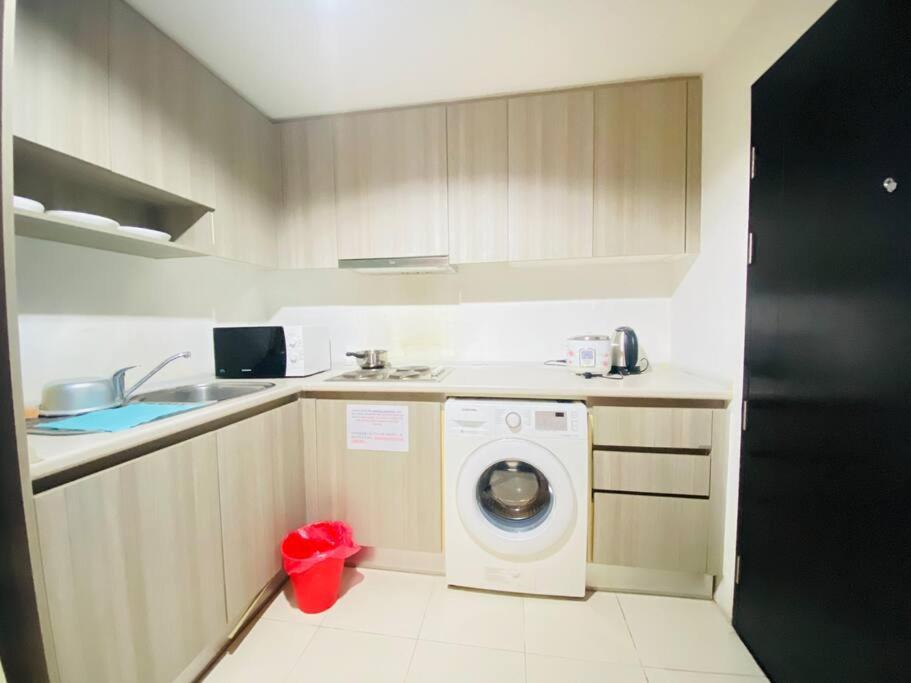 Apartment Lot Of Food Night Market Swimming Pool Very Near Train Mrt Big Shopping Malls *