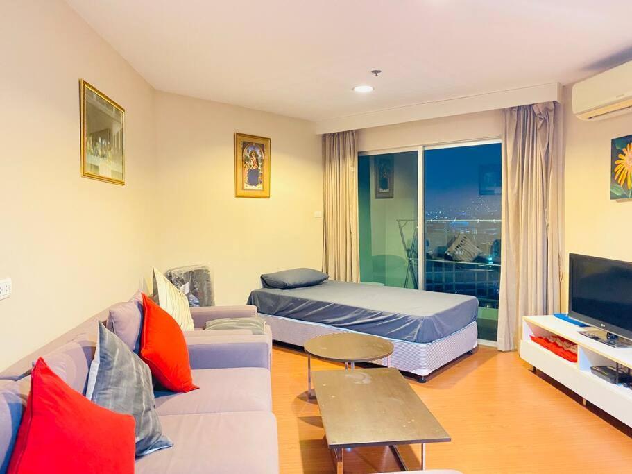 Lot Of Food Night Market Swimming Pool Very Near Train Mrt Big Shopping Malls