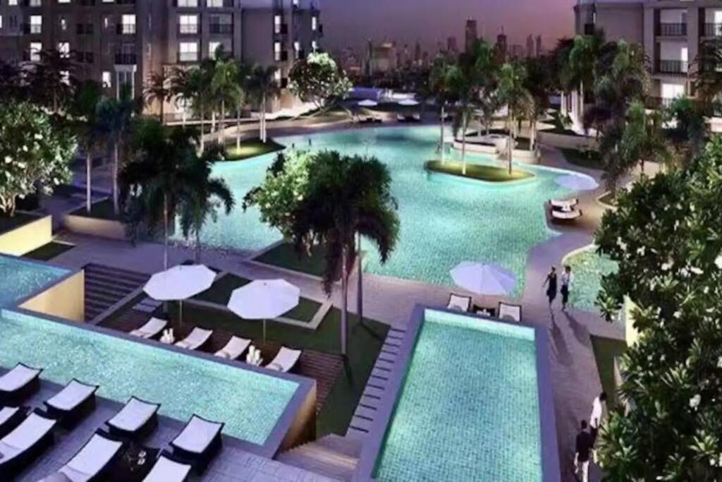 Lot Of Food Night Market Swimming Pool Very Near Train Mrt Big Shopping Malls Apartment *