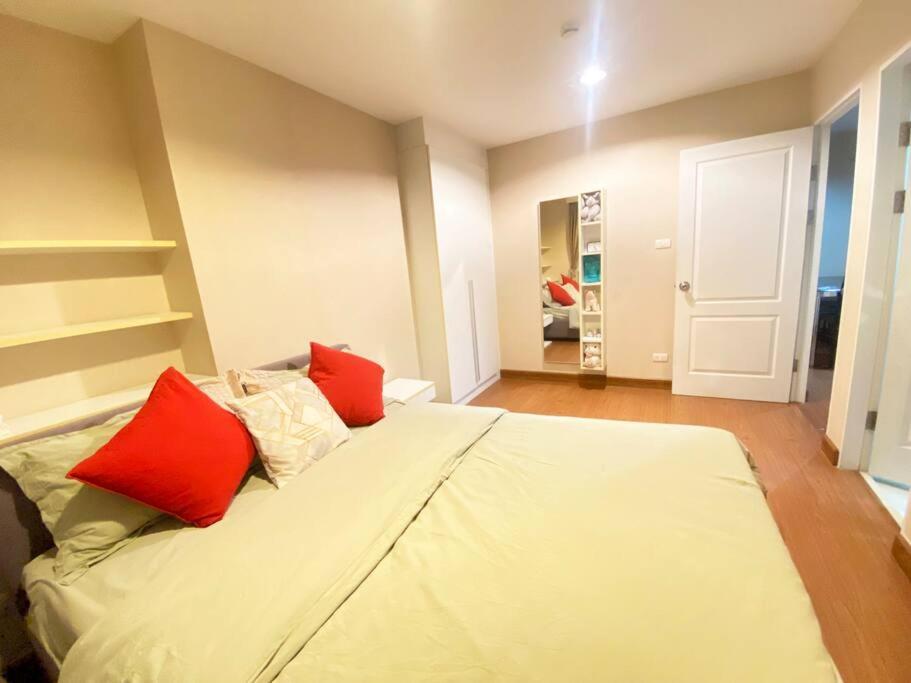 Apartment Lot Of Food Night Market Swimming Pool Very Near Train Mrt Big Shopping Malls *