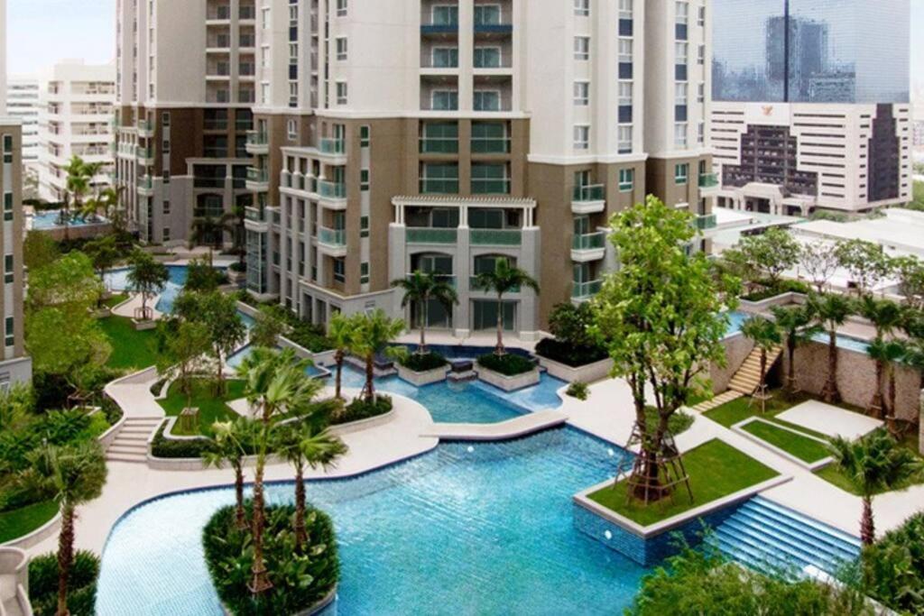 Lot Of Food Night Market Swimming Pool Very Near Train Mrt Big Shopping Malls *
