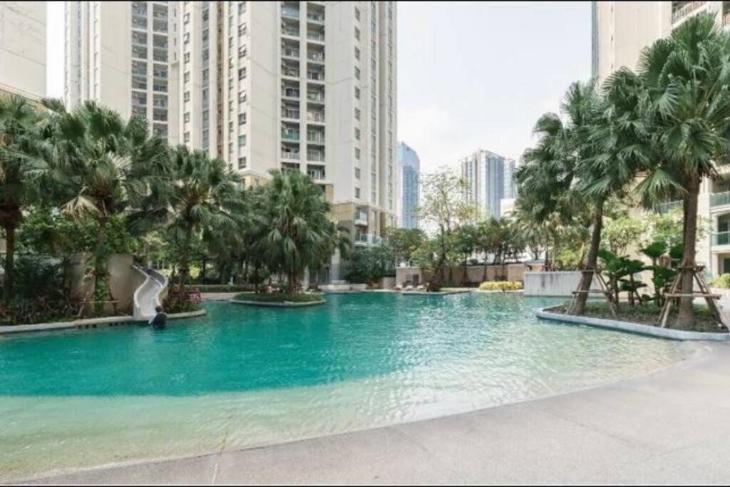 Lot Of Food Night Market Swimming Pool Very Near Train Mrt Big Shopping Malls *