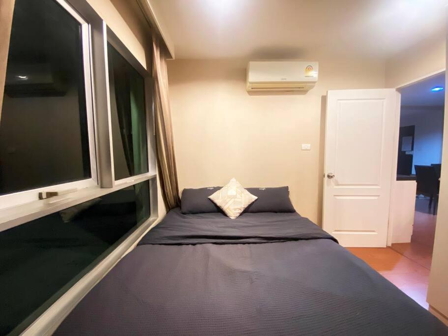 Lot Of Food Night Market Swimming Pool Very Near Train Mrt Big Shopping Malls *