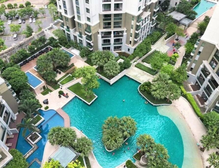 Lot Of Food Night Market Swimming Pool Very Near Train Mrt Big Shopping Malls * Bangkok