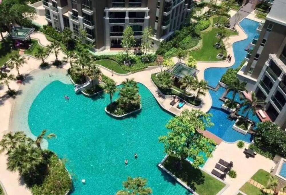 Lot Of Food Night Market Swimming Pool Very Near Train Mrt Big Shopping Malls *