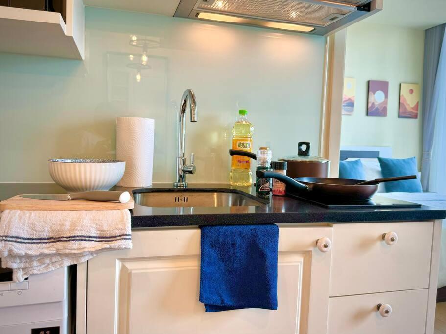 High-end With 5 Mins To Terminal21 Bts Mrt With Kitchen Apartment *