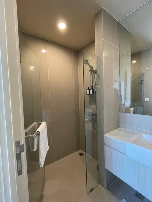High-end With 5 Mins To Terminal21 Bts Mrt With Kitchen Bangkok