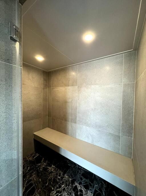High-end With 5 Mins To Terminal21 Bts Mrt With Kitchen * Bangkok