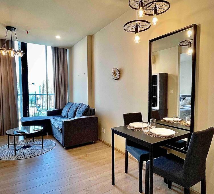 High-end With 5 Mins To Terminal21 Bts Mrt With Kitchen