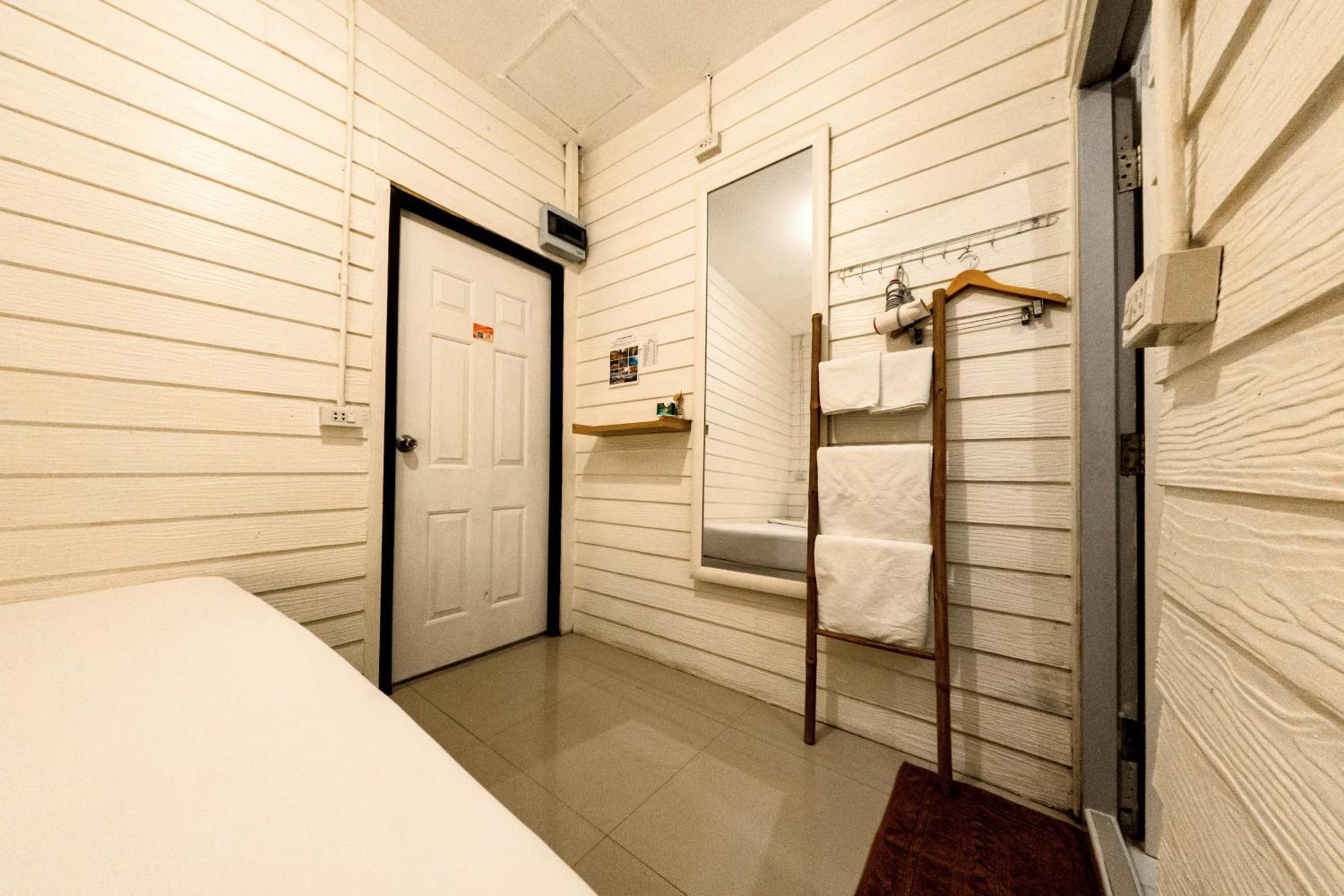 Back Backpackers Hostel *