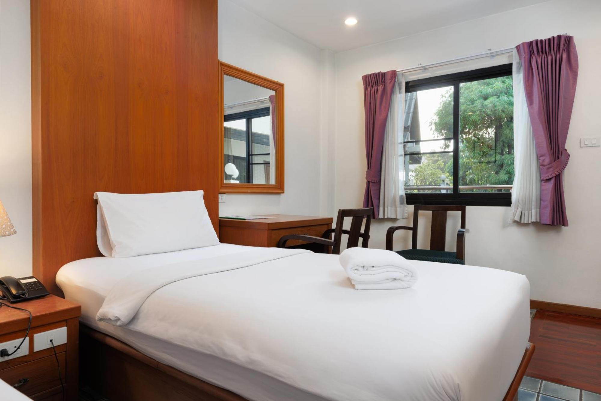 Charlie House Pin Klao Hotel