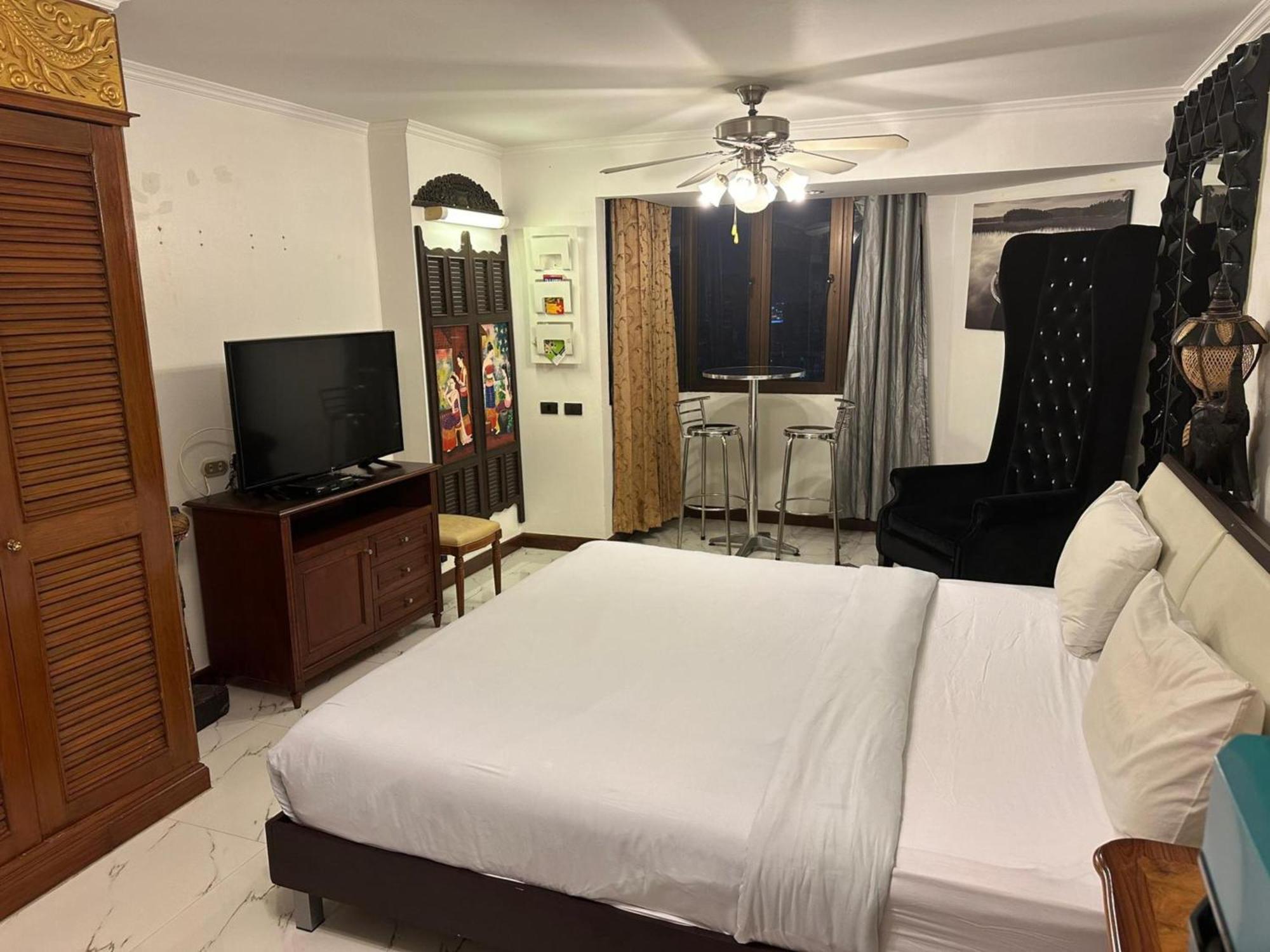 Omni Tower Sukhumvit Soi 4 Direct Apartment *