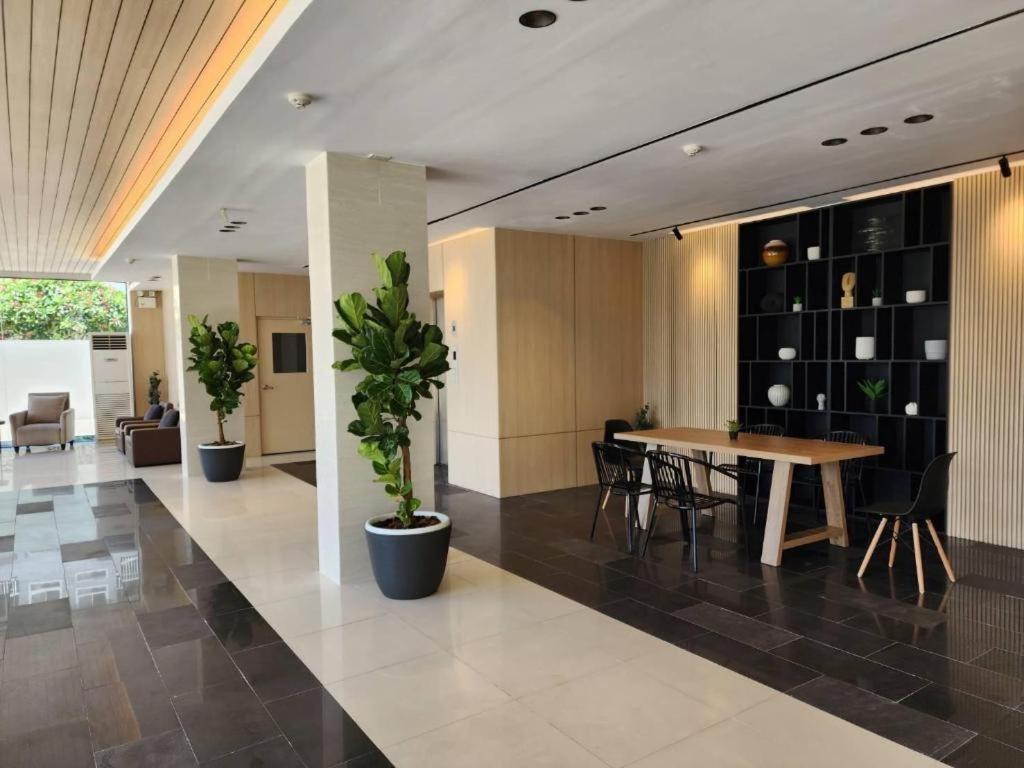Leenova Hotel