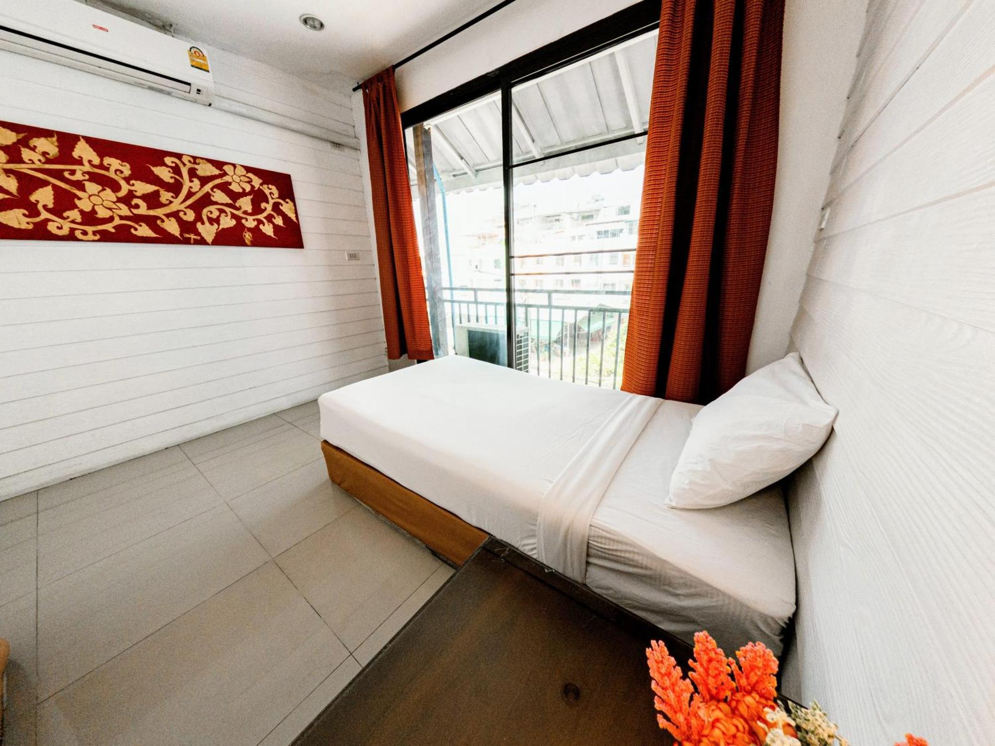 Back Backpackers Hostel