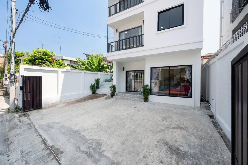 Miq Ekkamai3_pool Villa_3br House * Bangkok
