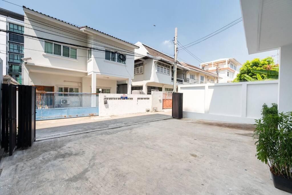 Miq Ekkamai3_pool Villa_3br House Villa *