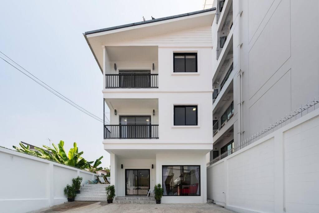 Villa Miq Ekkamai3_pool Villa_3br House Bangkok
