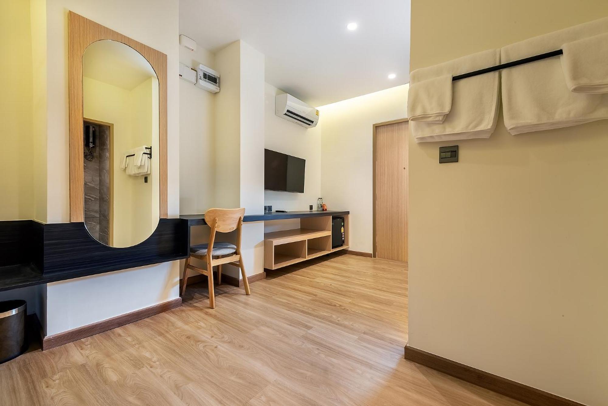 Phra Nakhon Poshtel