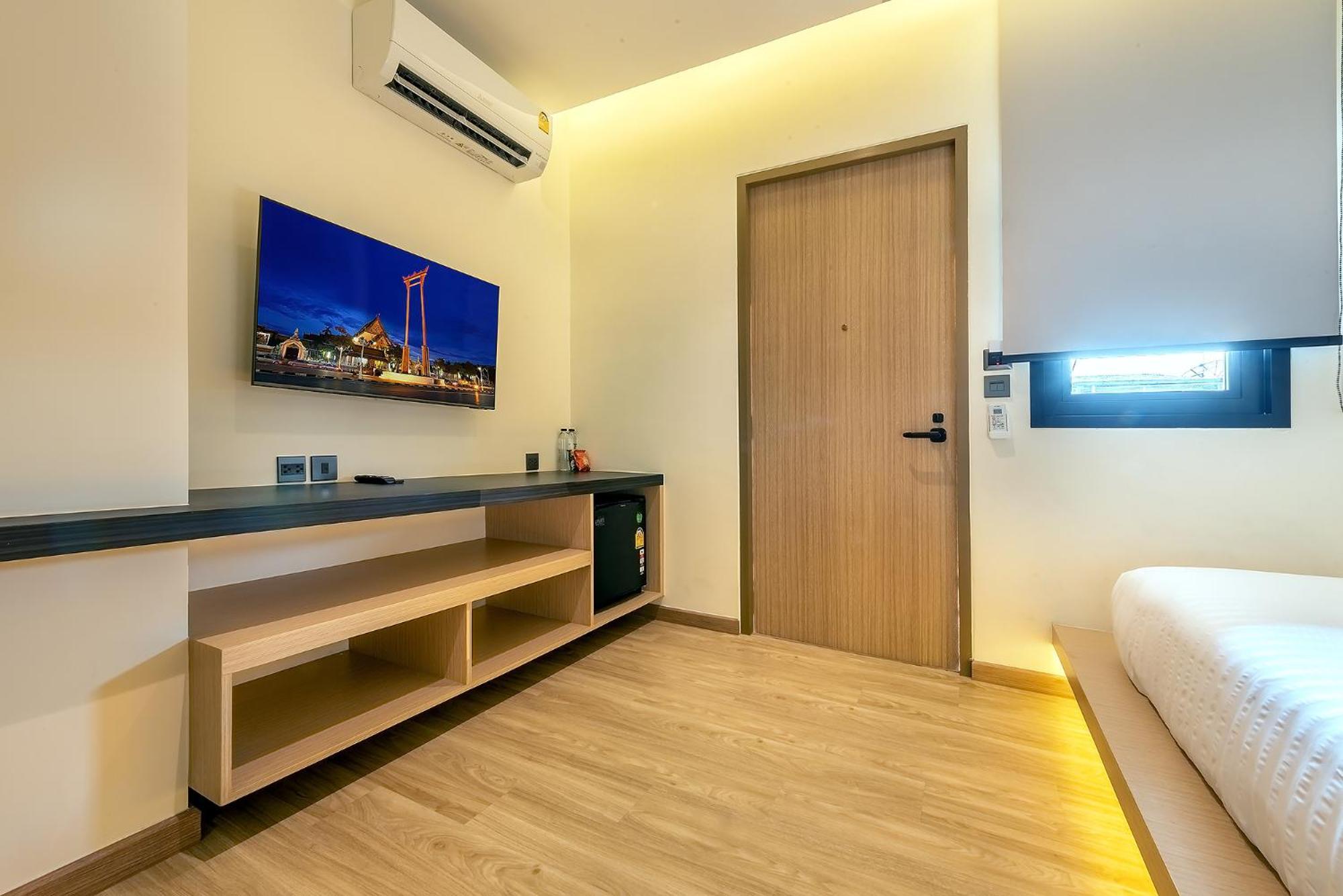 Phra Nakhon Poshtel