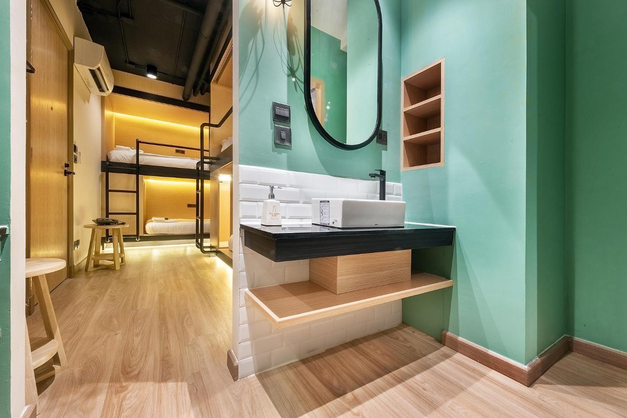 Phra Nakhon Poshtel Hostel