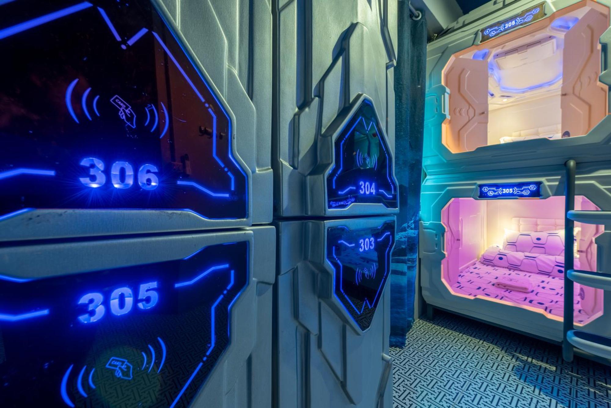 Space Station Hostel *