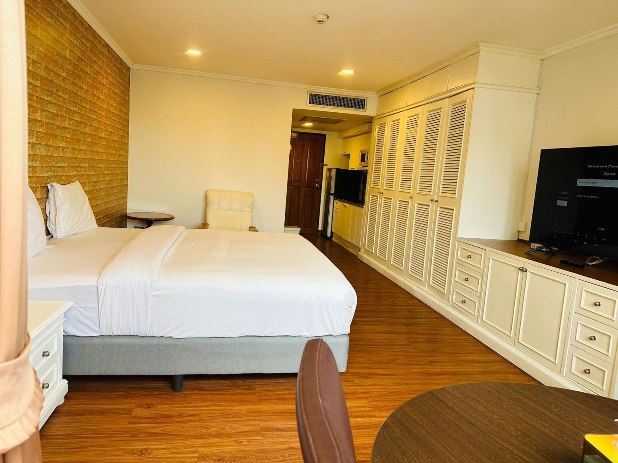 Omni Tower Sukhumvit Soi 4 Direct Apartment *