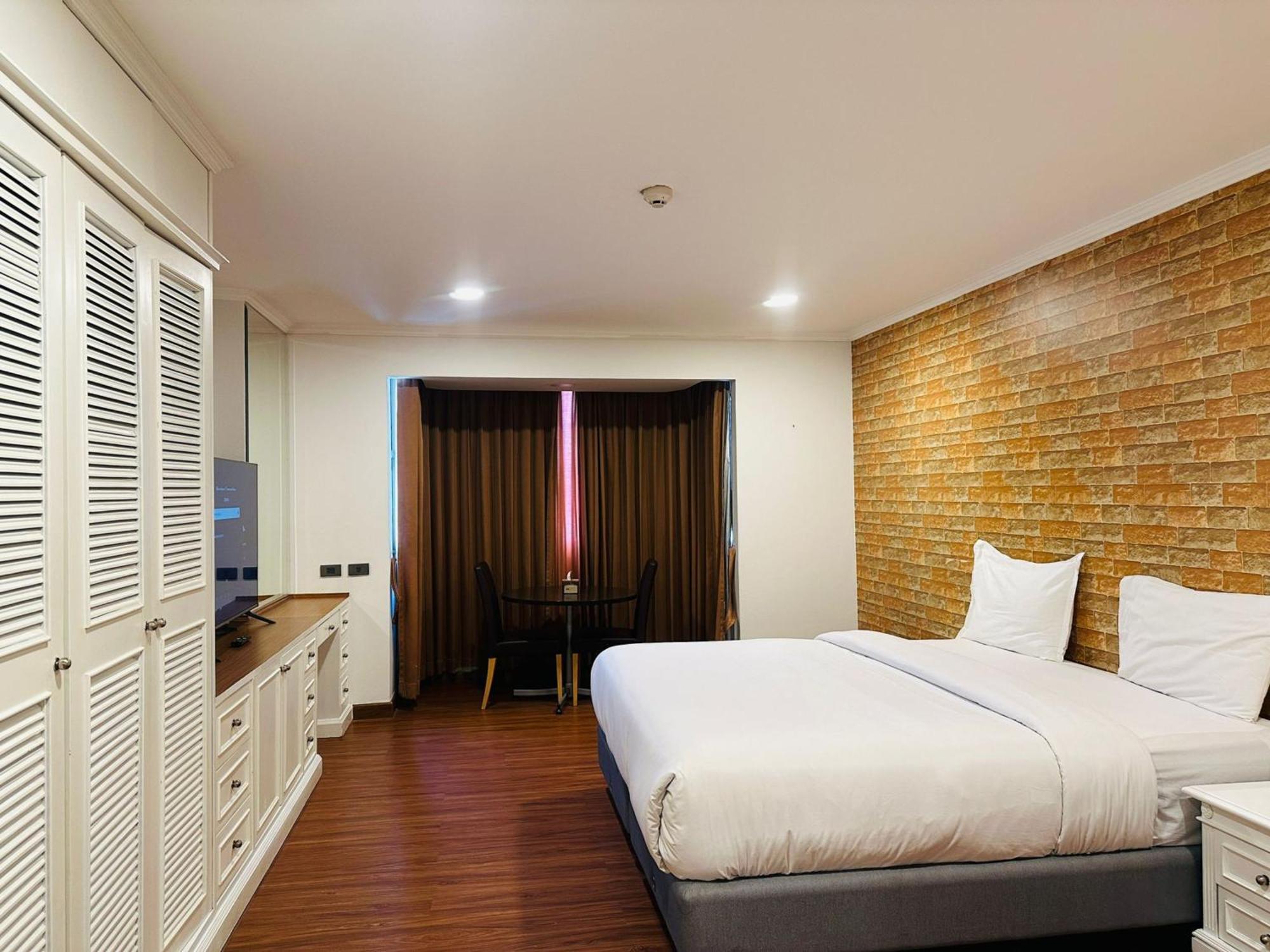 Omni Tower Sukhumvit Soi 4 Direct Bangkok