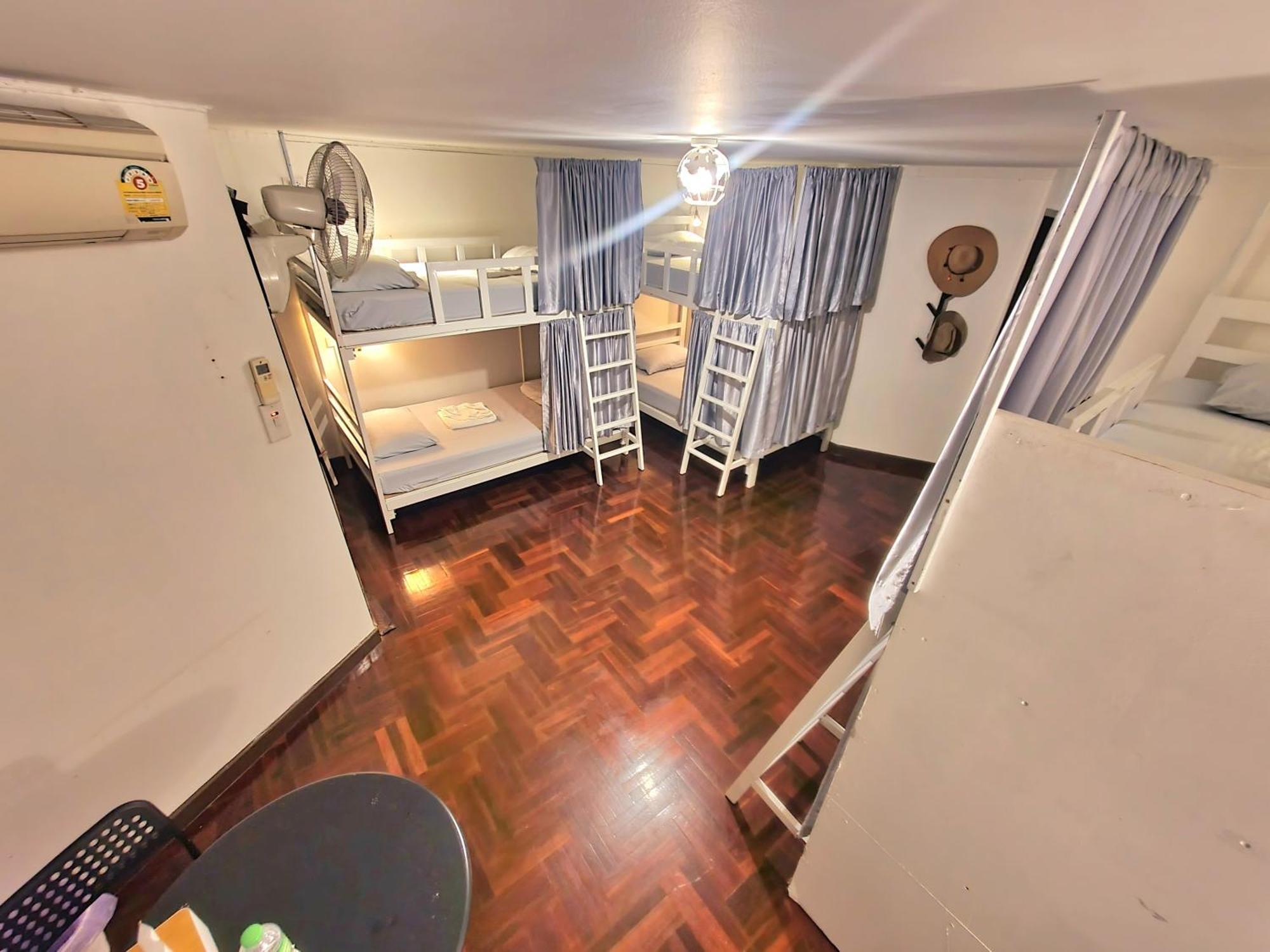 Home16 16 Sukhumvit Hostel