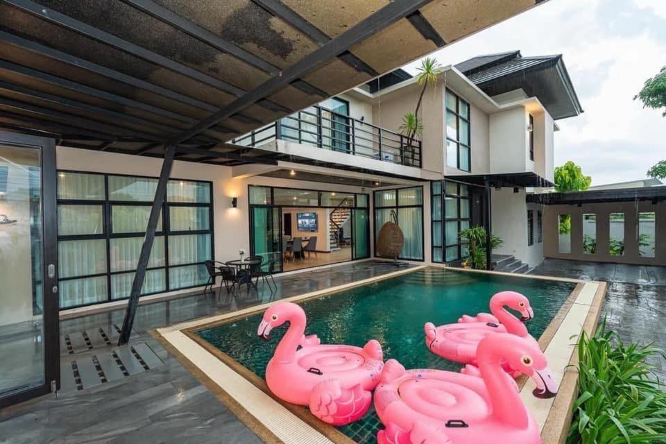 Luxury Pool 77 *