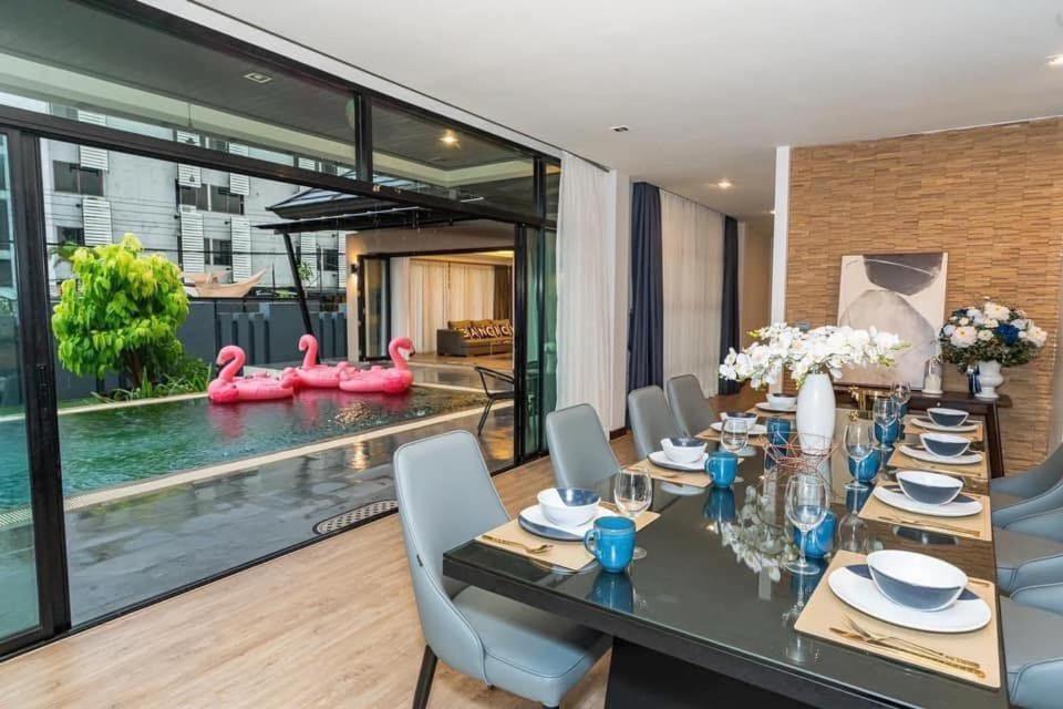 Luxury Pool 77