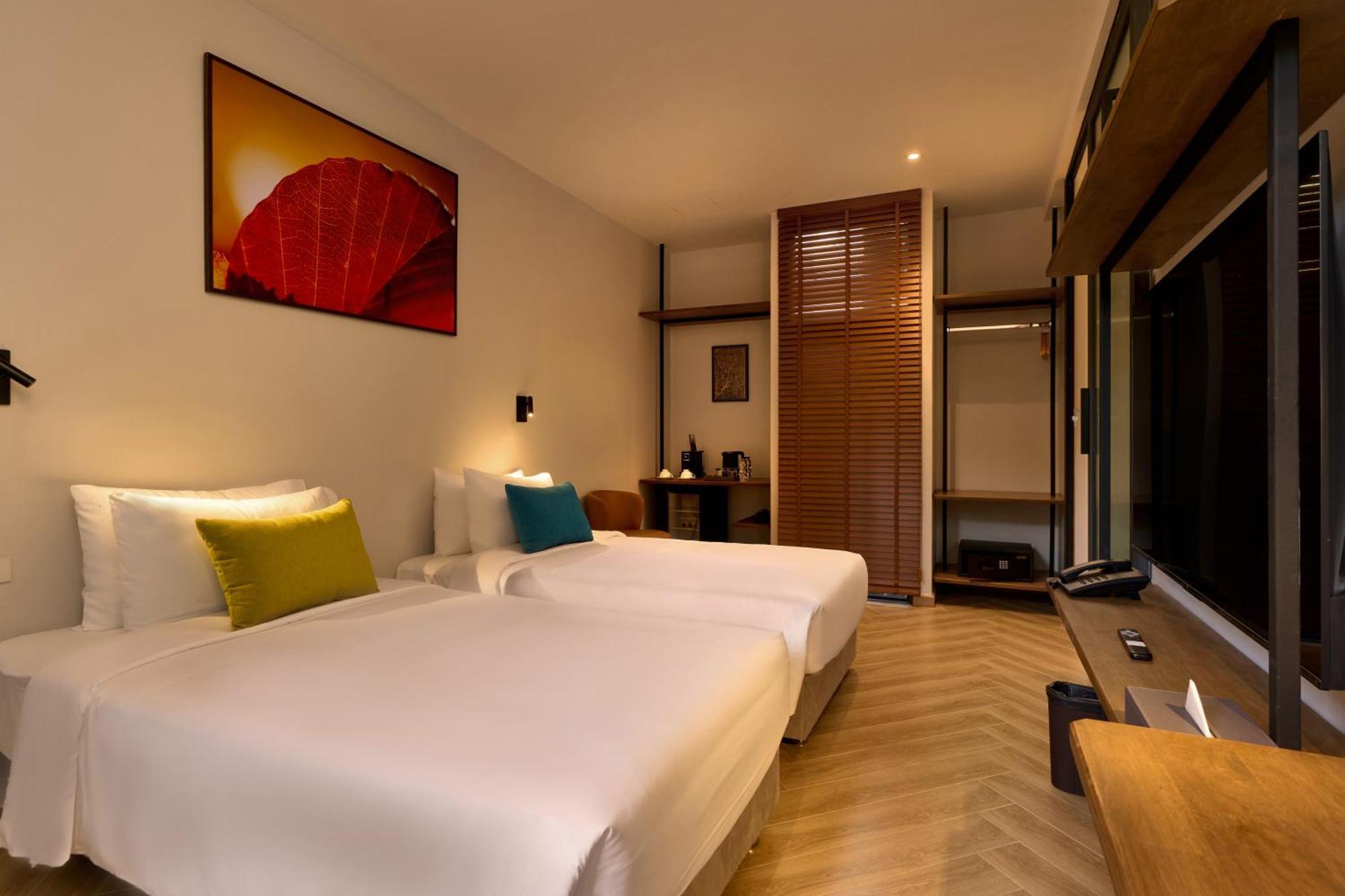 Red Door Samsen Hotel,