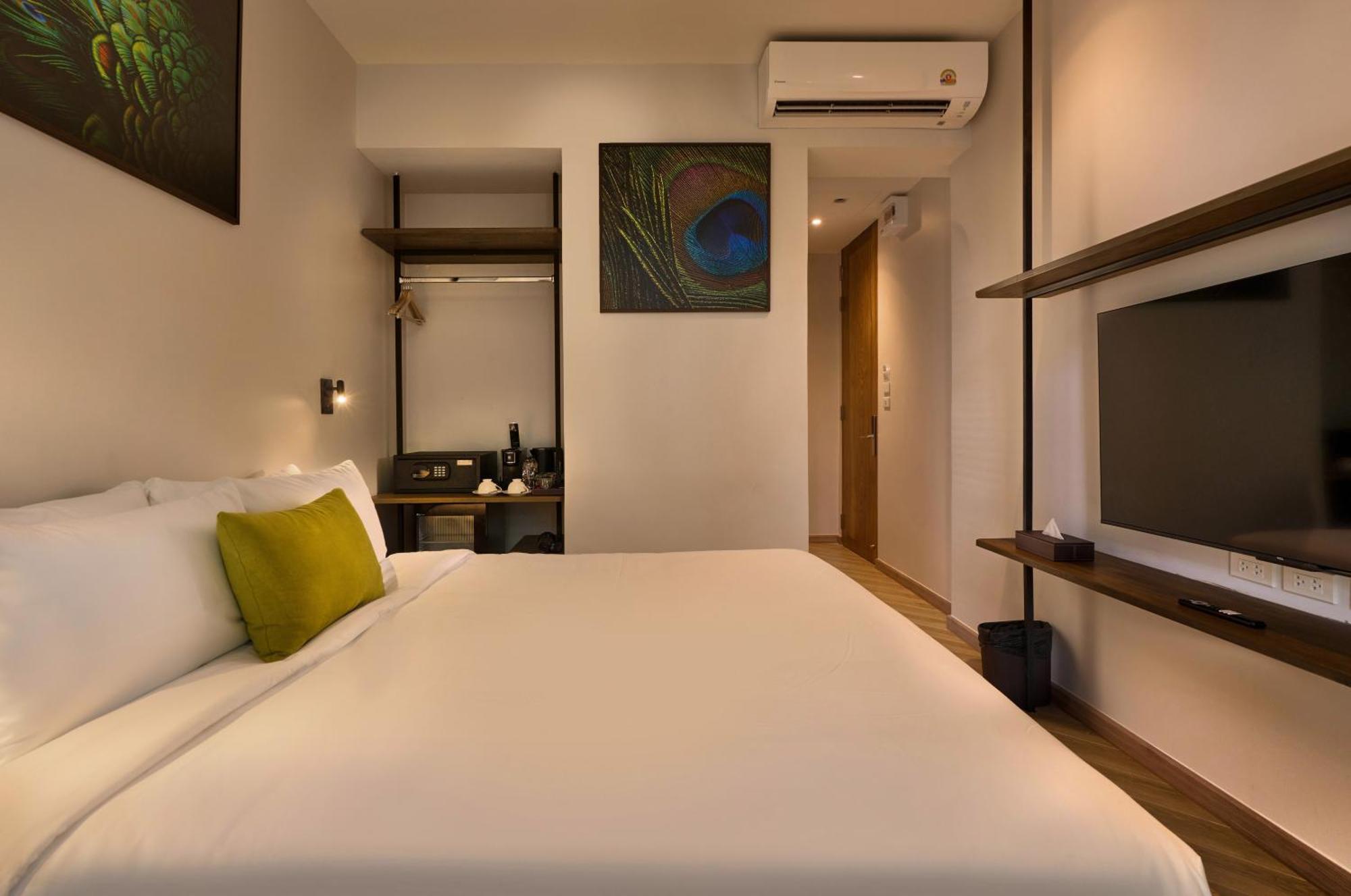 Red Door Samsen Hotel,