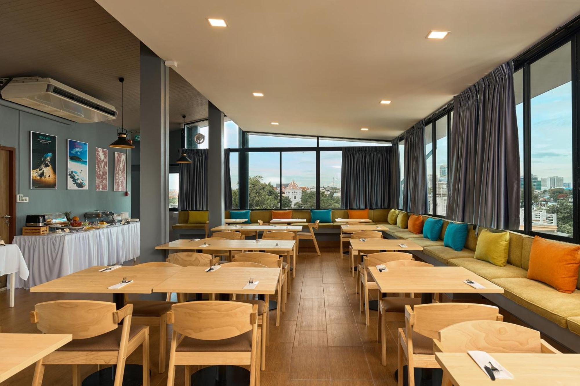 Red Door Samsen Hotel, 3*