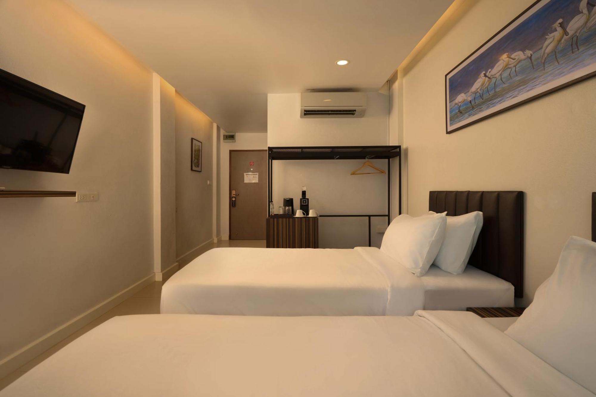 Red Door Samsen Hotel,