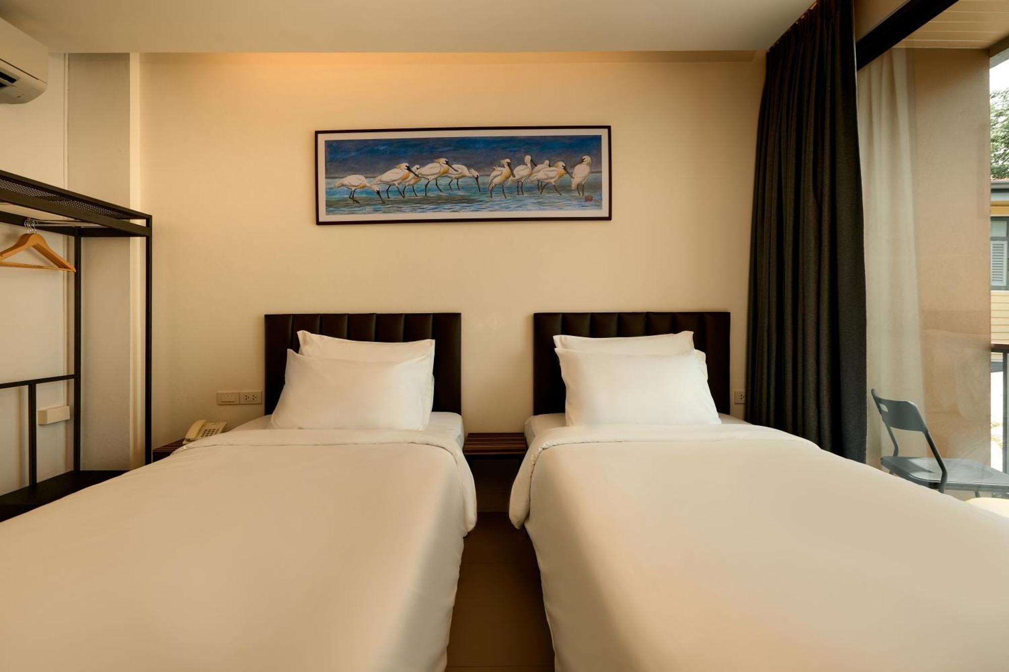 Red Door Samsen Hotel,