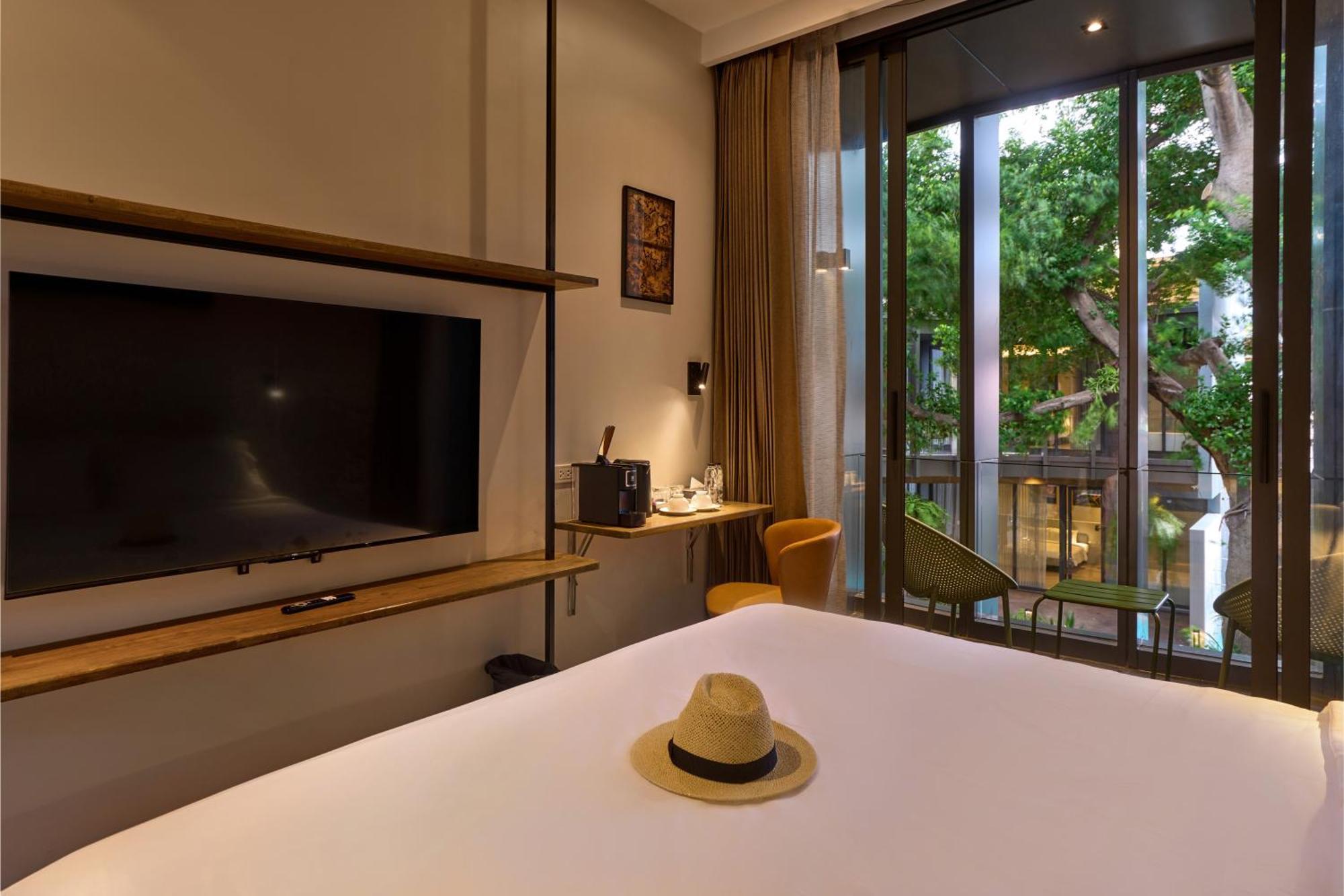 Red Door Samsen Hotel,