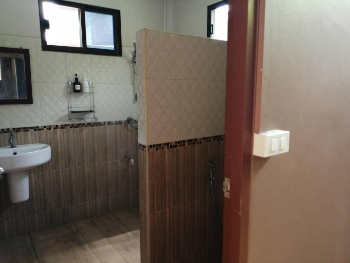Baan Chay Sala, 2 Bedrooms House Near Airport *