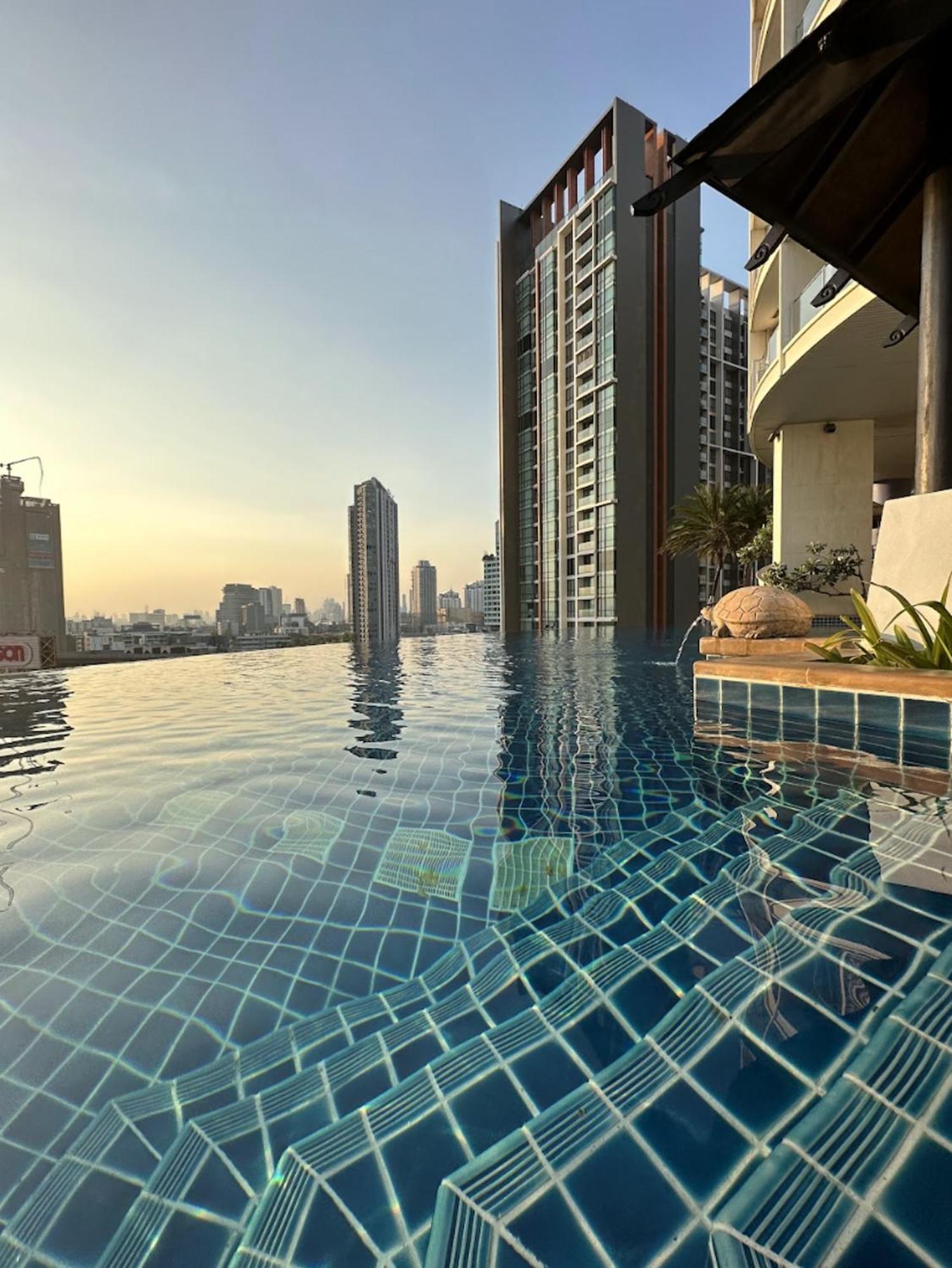 1br-bts Phra Khanong 1min-sky Infinity Pool&gym Apartment Bangkok