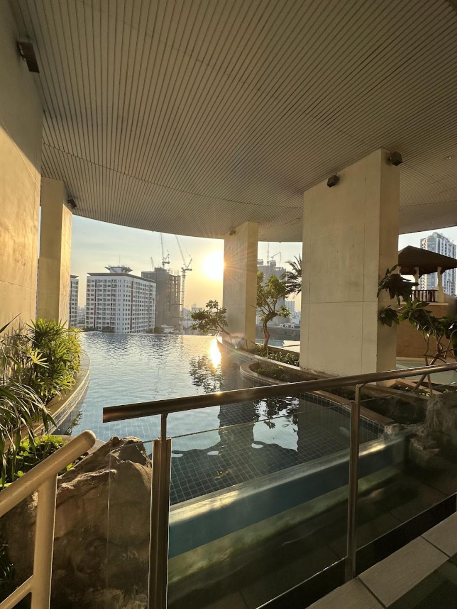 Apartment 1br-bts Phra Khanong 1min-sky Infinity Pool&gym