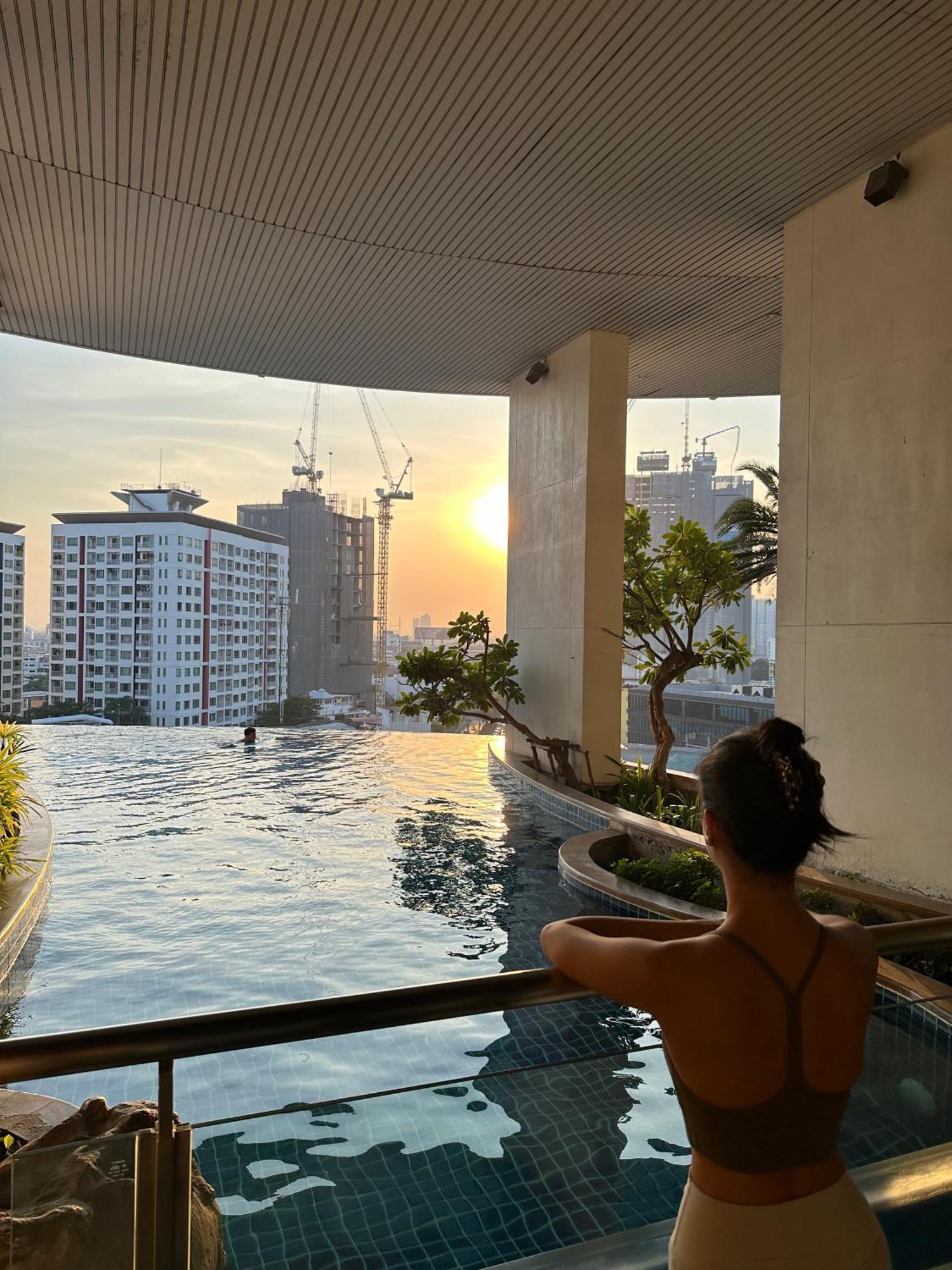 1br-bts Phra Khanong 1min-sky Infinity Pool&gym Apartment