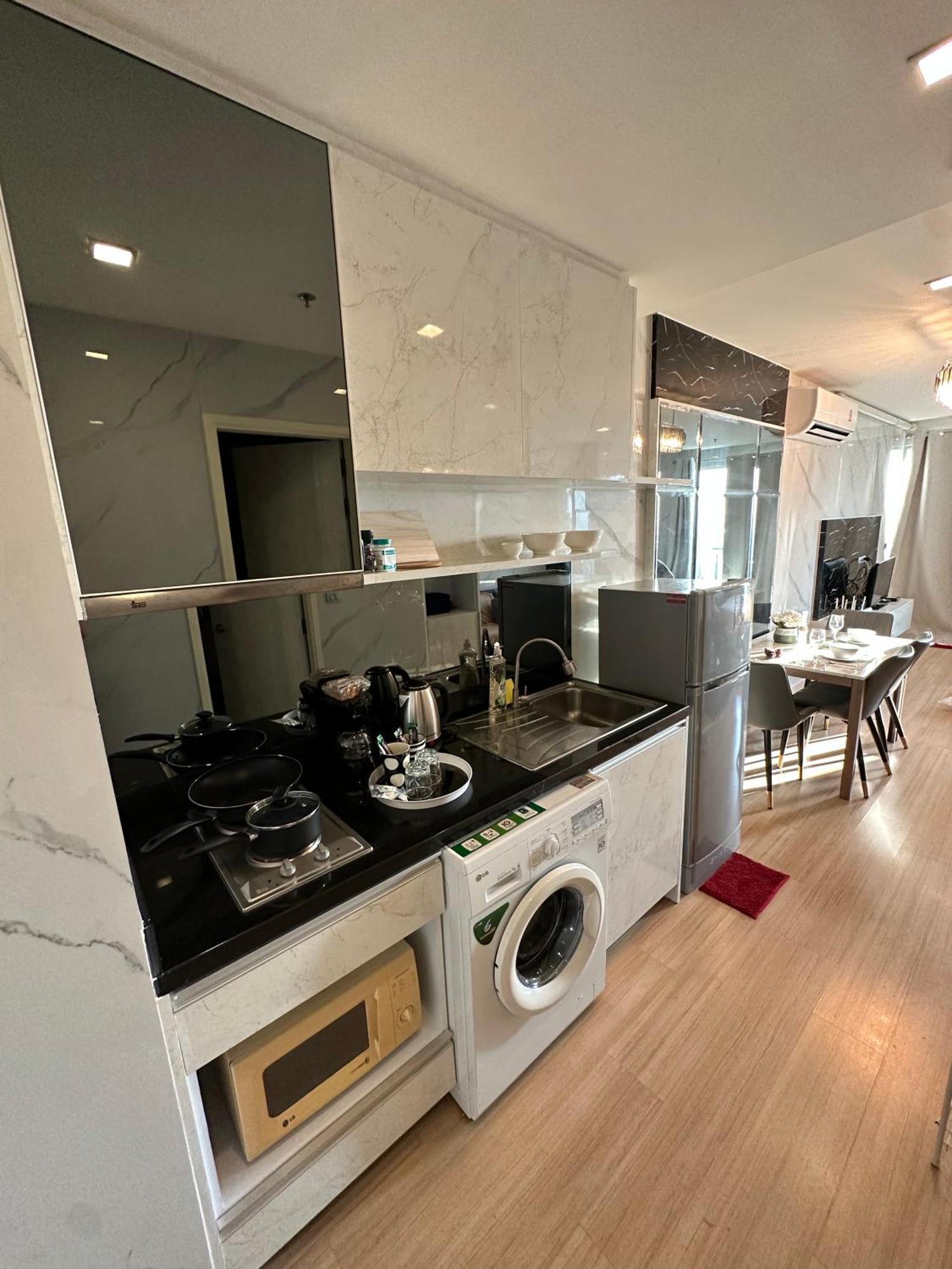 Apartment 1br-bts Phra Khanong 1min-sky Infinity Pool&gym Bangkok